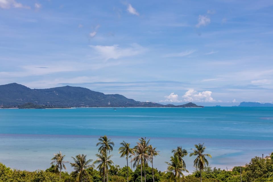 BEACHSIDE VILLA - LATITUDE 9 - at BAYSIDE LUXURY VILLAS Samrong Bay Beach, 3 BED 4 BATH, SEA and SUNSET VIEWS, only 200m walk to the Beach Villa in Ko Samui