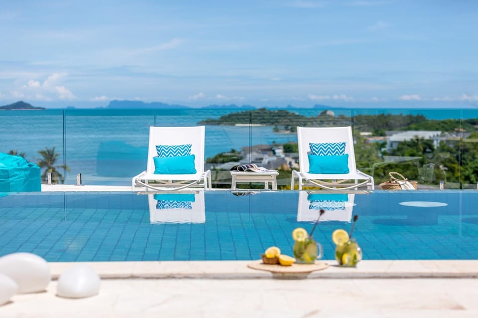 BEACHSIDE VILLA - LATITUDE 9 - at BAYSIDE LUXURY VILLAS Samrong Bay Beach, 3 BED 4 BATH, SEA and SUNSET VIEWS, only 200m walk to the Beach Villa in Ko Samui