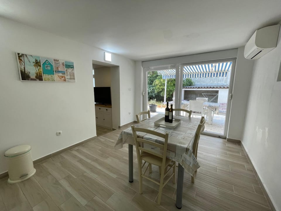Dining area, kitchen