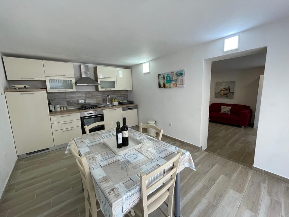 Dining area, kitchen