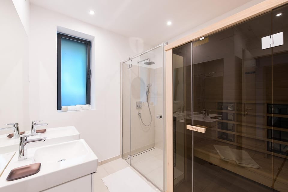 Shower, Sauna
