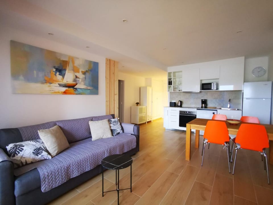 Kitchen or kitchenette, Living room