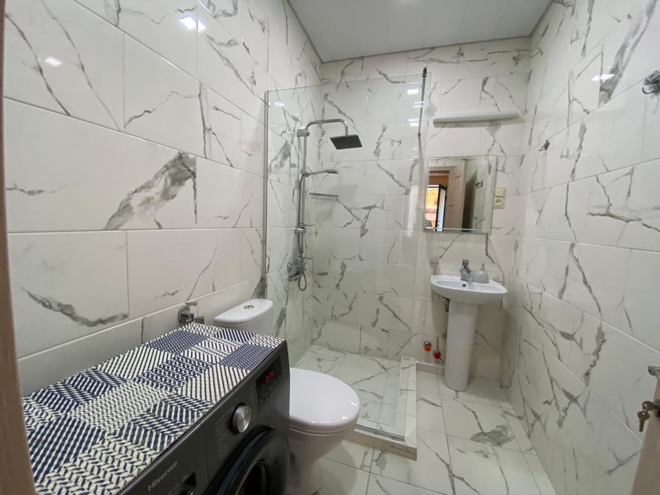 Shower, Toilet