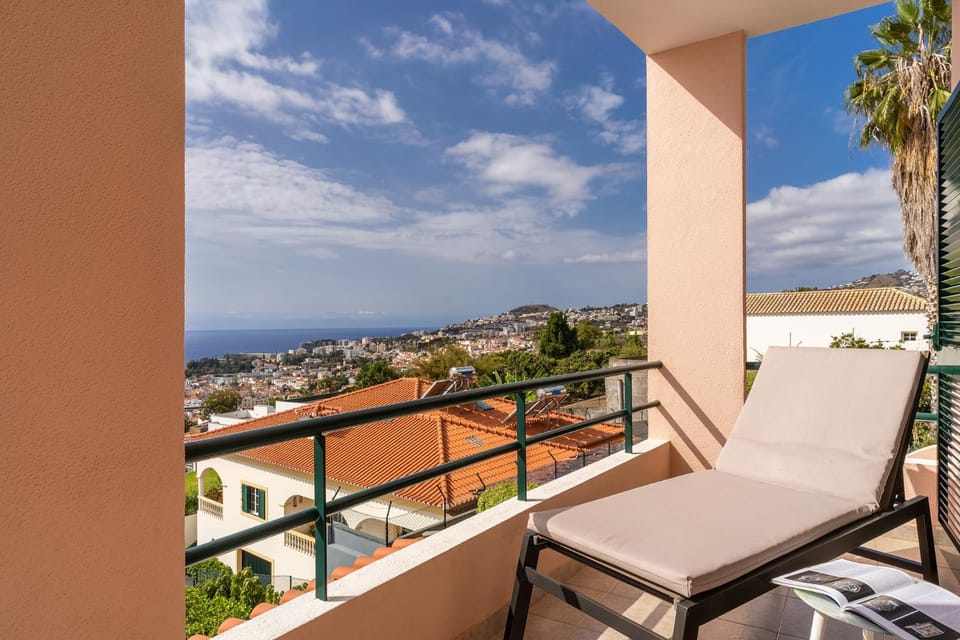 Property building, Balcony/Terrace, City view, Sea view