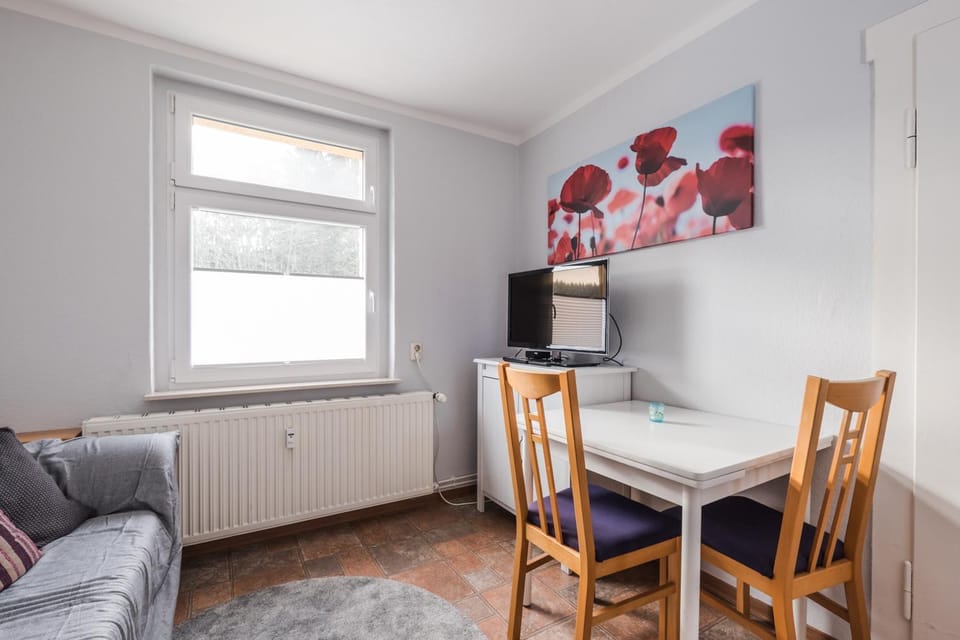 TV and multimedia, Kitchen or kitchenette, Living room, Seating area, Dining area