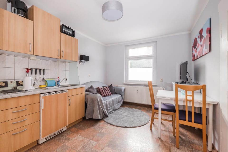 Coffee/tea facilities, Kitchen or kitchenette, Living room, Seating area, stove, toaster