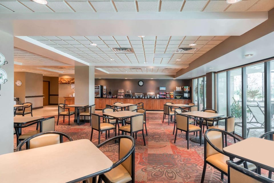 Restaurant/places to eat, Dining area, On site, Breakfast
