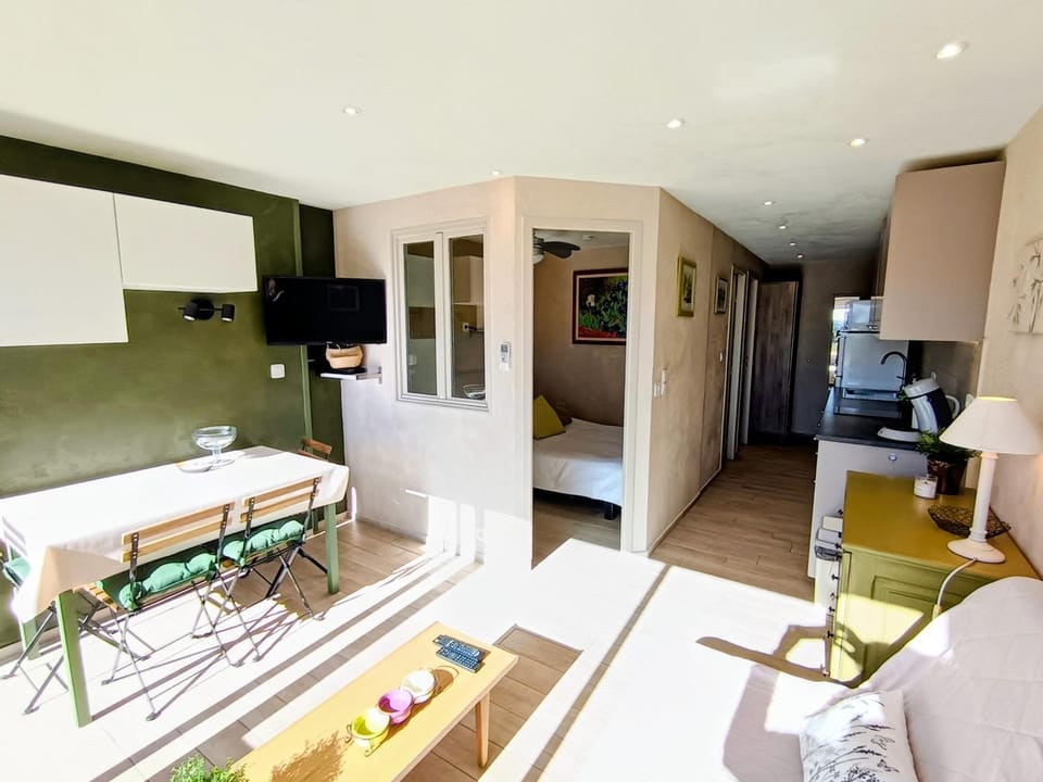 LES PETITES ONDINES appartement au pied de la plage avec vue mer Apartment in Bormes-les-Mimosas