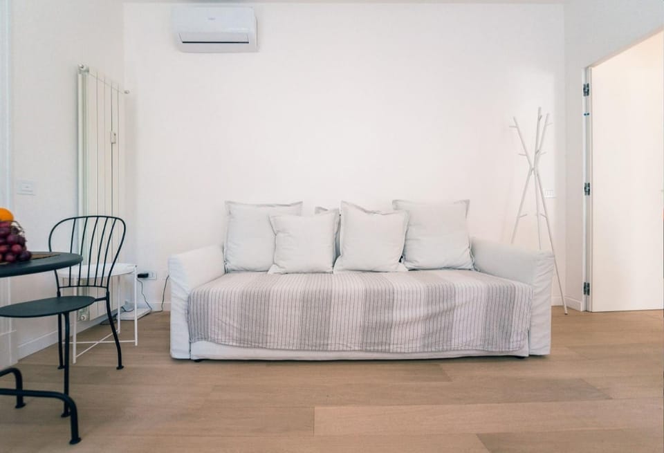 Bed, Living room