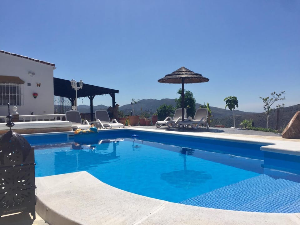 Swimming pool, sunbed