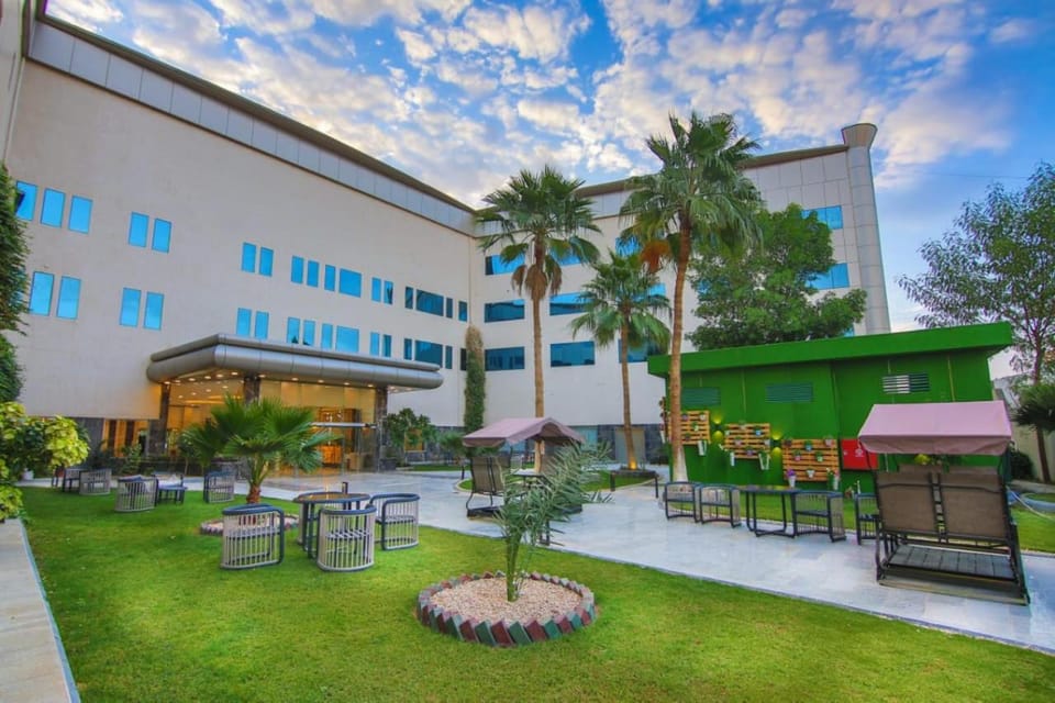 Property building, Restaurant/places to eat, Natural landscape, Garden, Garden view
