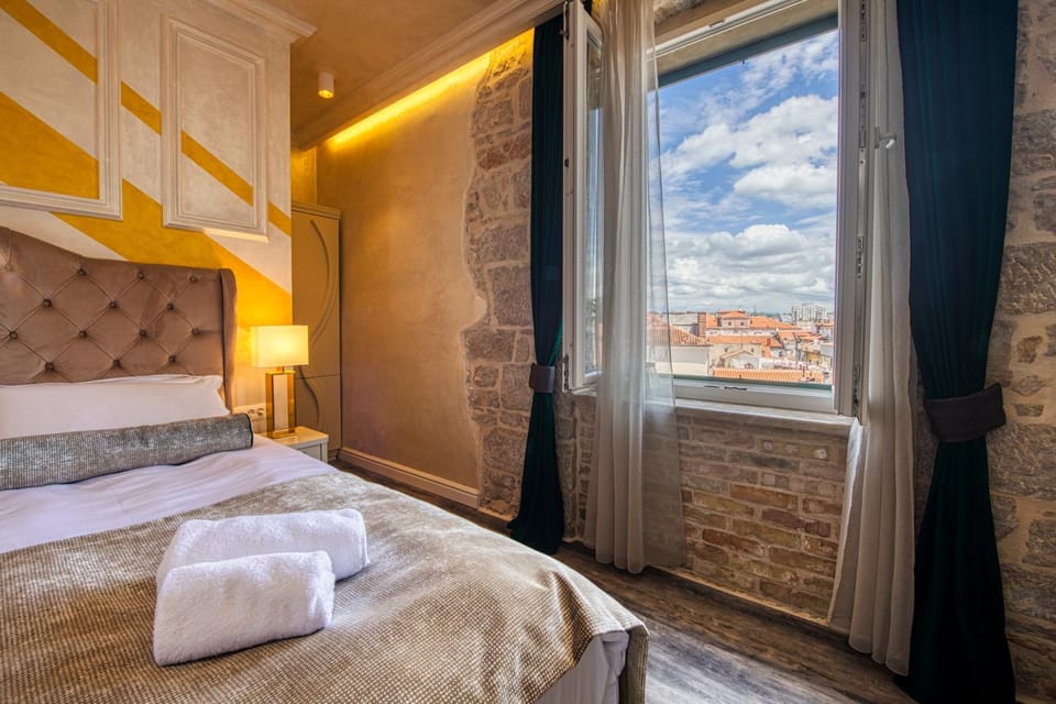 Bedroom, City view, Street view