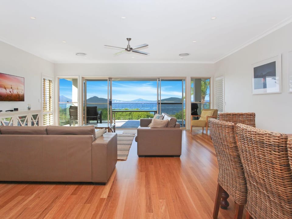 Bays Edge House in Hawks Nest