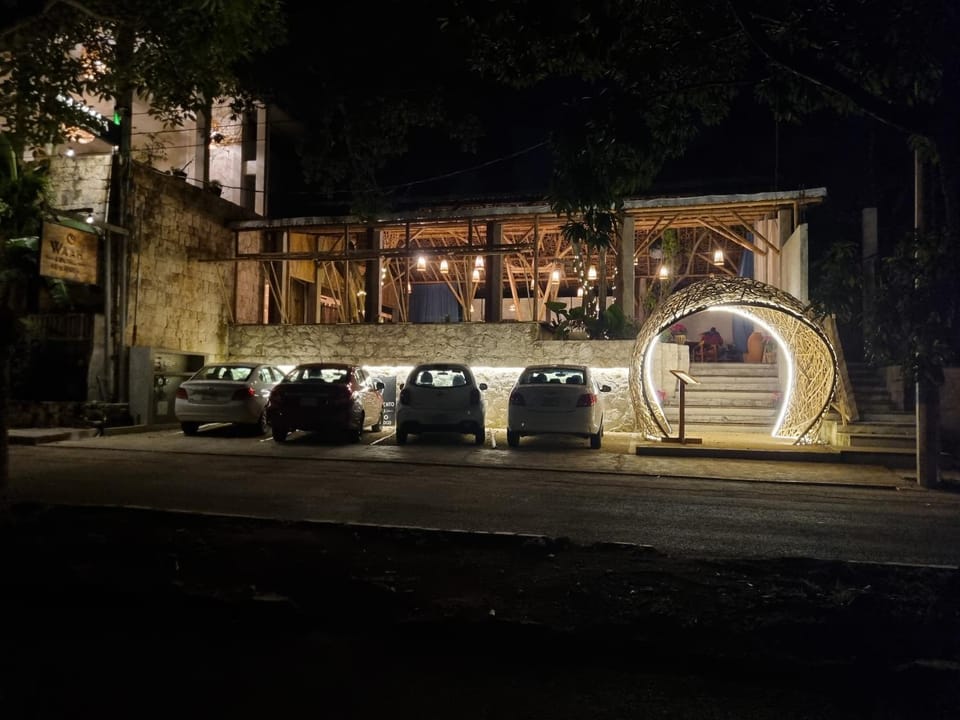 Restaurant/places to eat, Parking