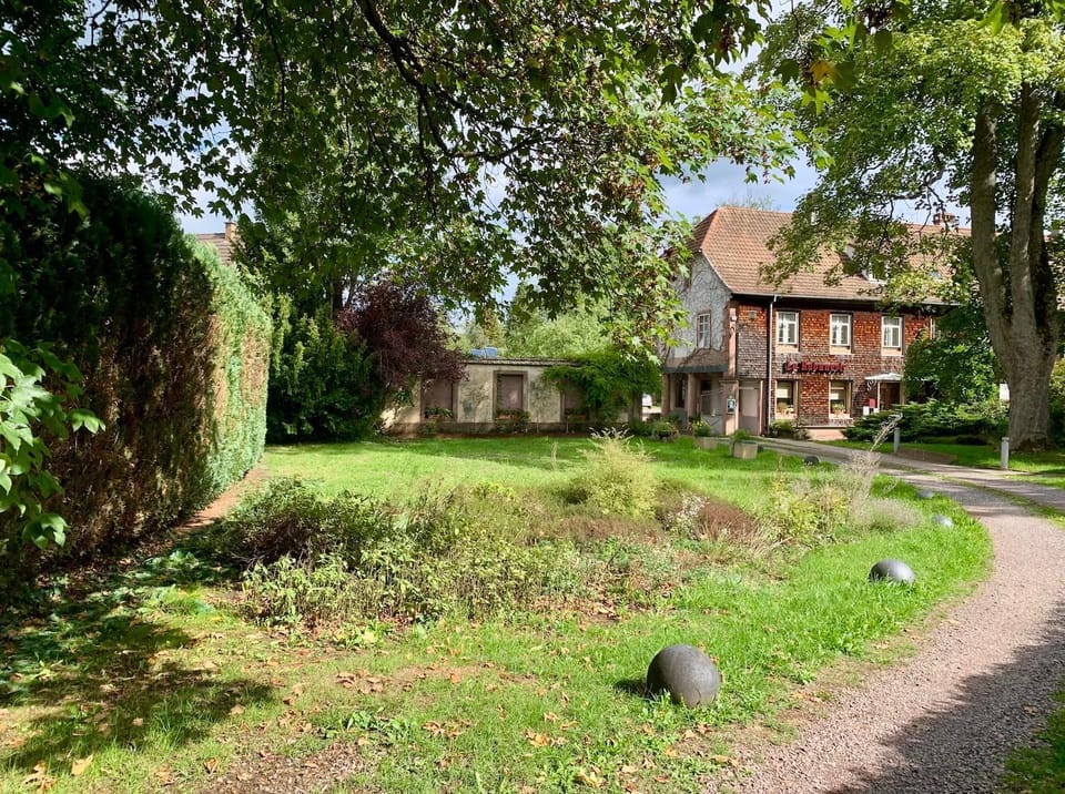 Property building, Facade/entrance, Garden