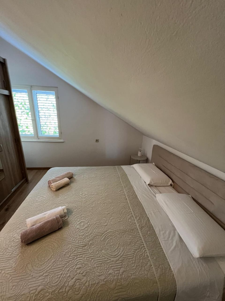 Bed, Photo of the whole room, Bedroom, towels