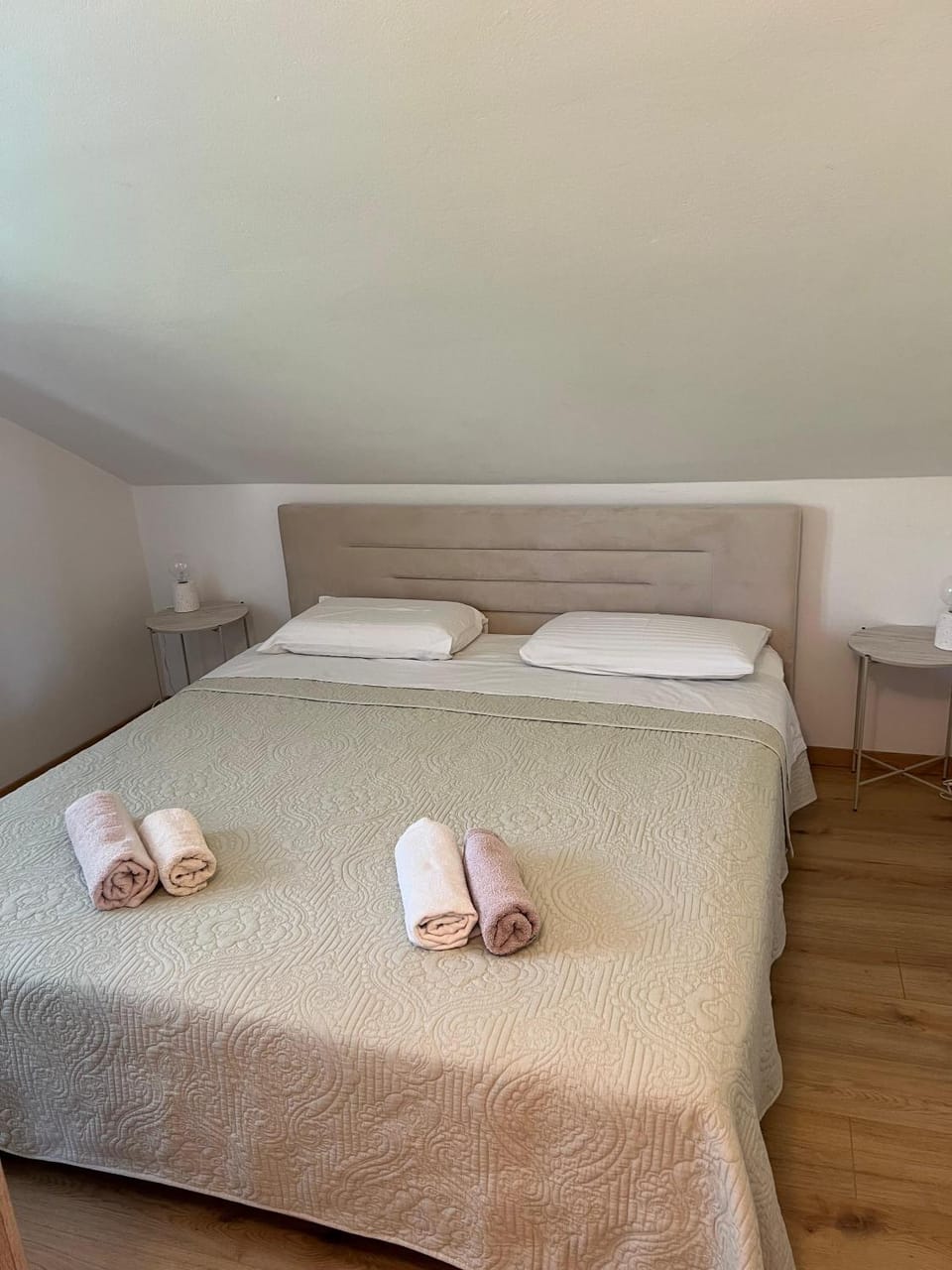 Bed, Photo of the whole room, Bedroom, towels