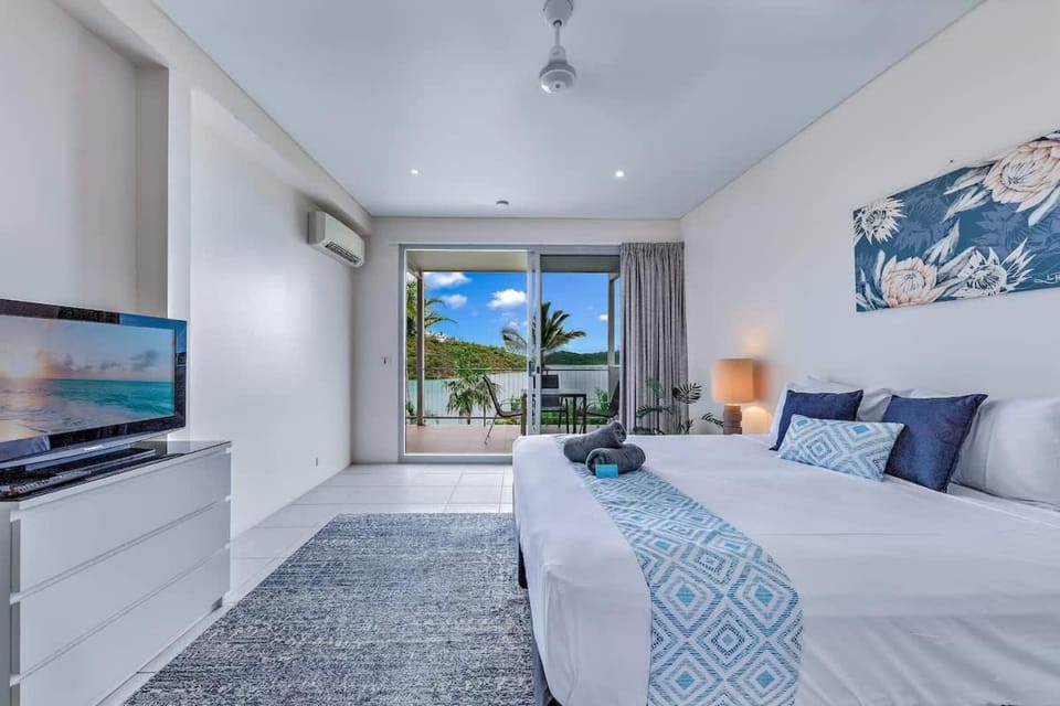 Bed, TV and multimedia, Evening entertainment, Bedroom