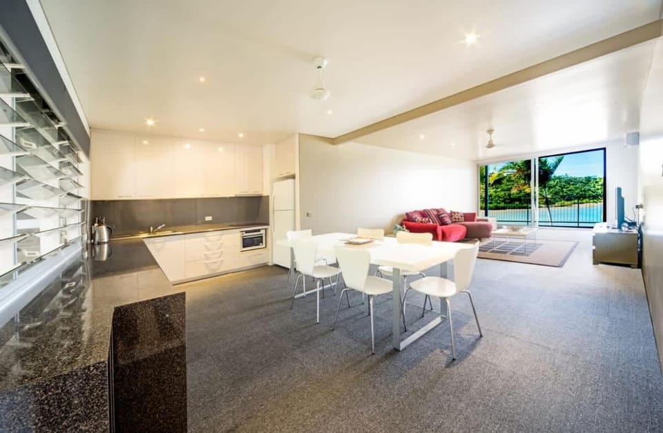 Kitchen or kitchenette, Living room, Seating area, Dining area