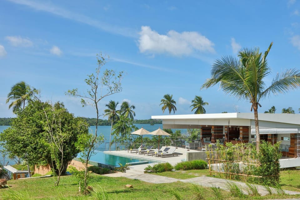 Property building, Spring, Day, Natural landscape, Garden, Garden view, Lake view, Pool view, River view, Swimming pool, sunbed