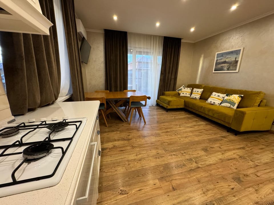 Kitchen or kitchenette, Living room, Seating area, Dining area