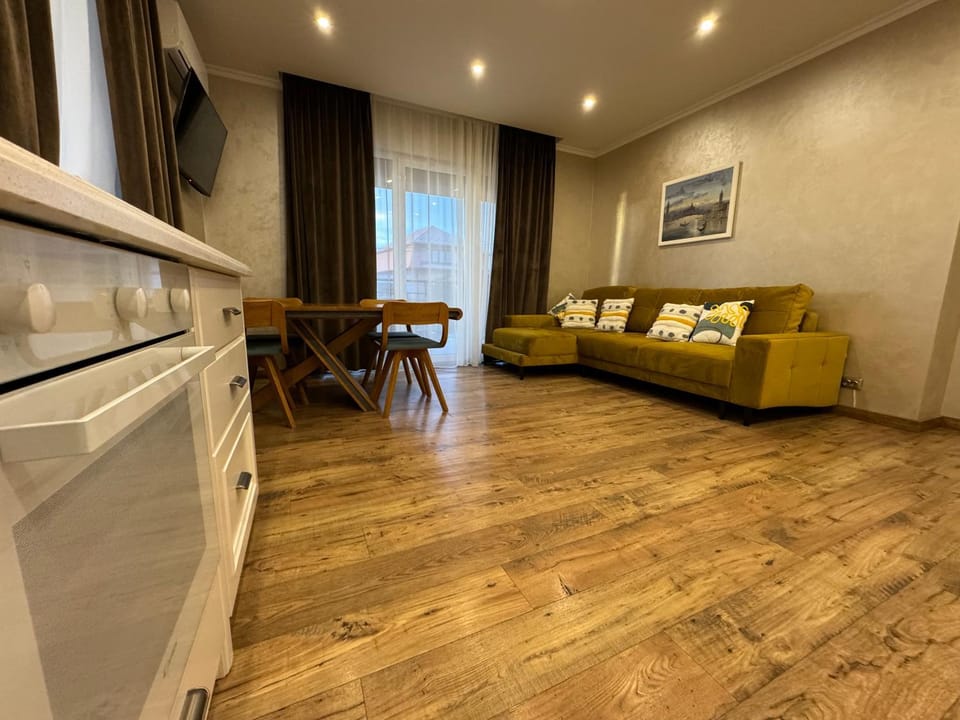 Kitchen or kitchenette, Seating area, Dining area, oven