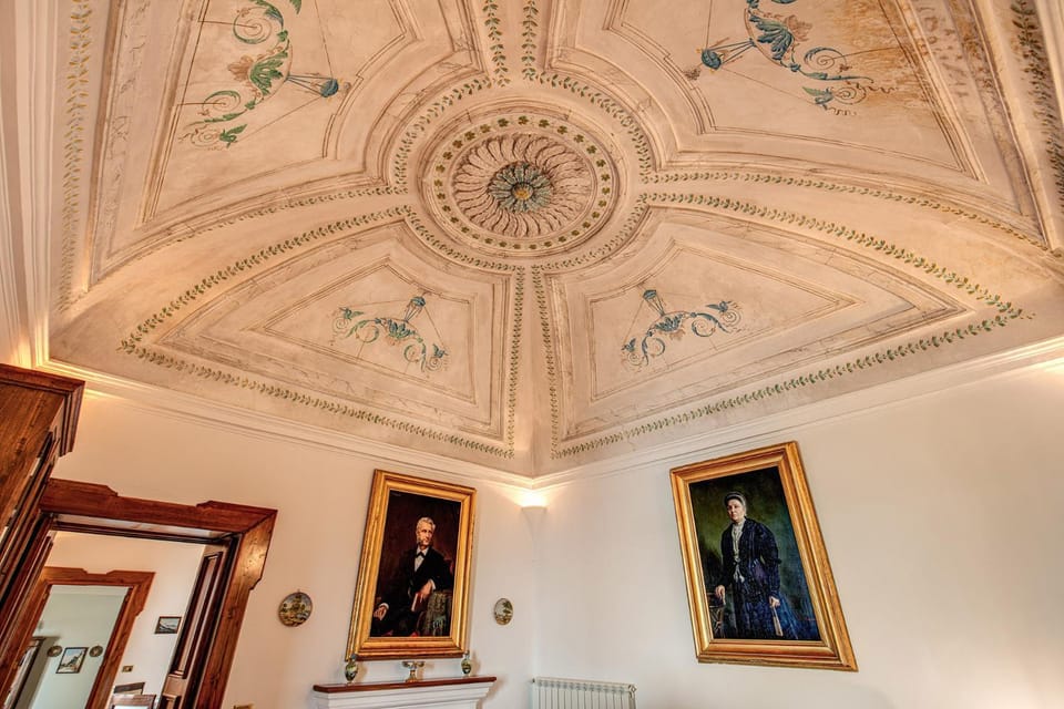 Living room, Decorative detail, Dining area