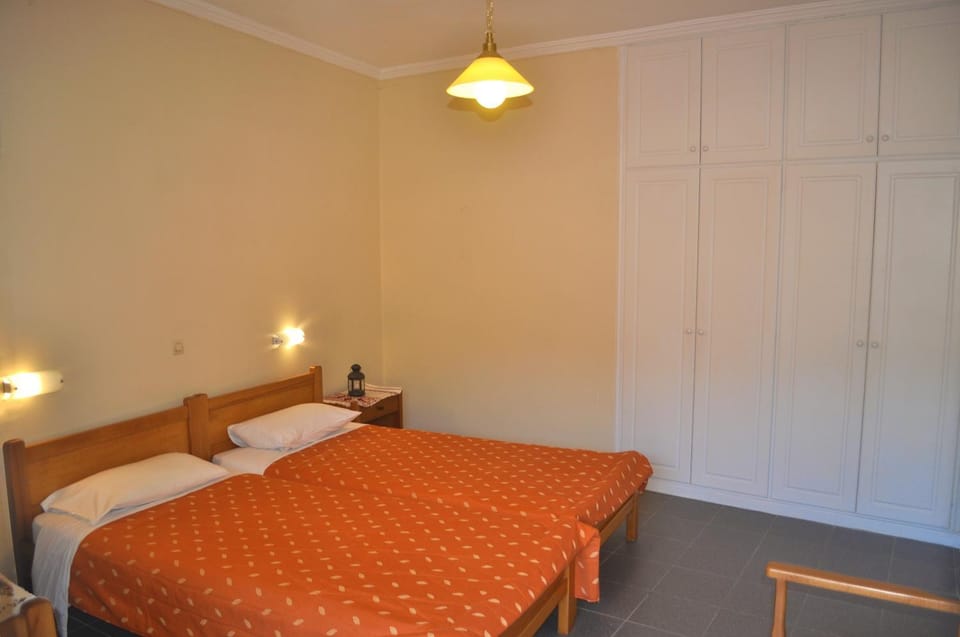 Bed, Seating area, Bedroom, wardrobe