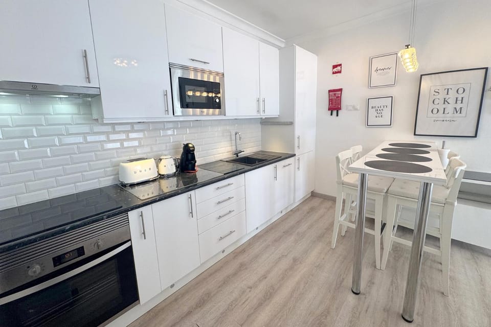 Coffee/tea facilities, Kitchen or kitchenette, Dining area, dishwasher, oven, stove, toaster