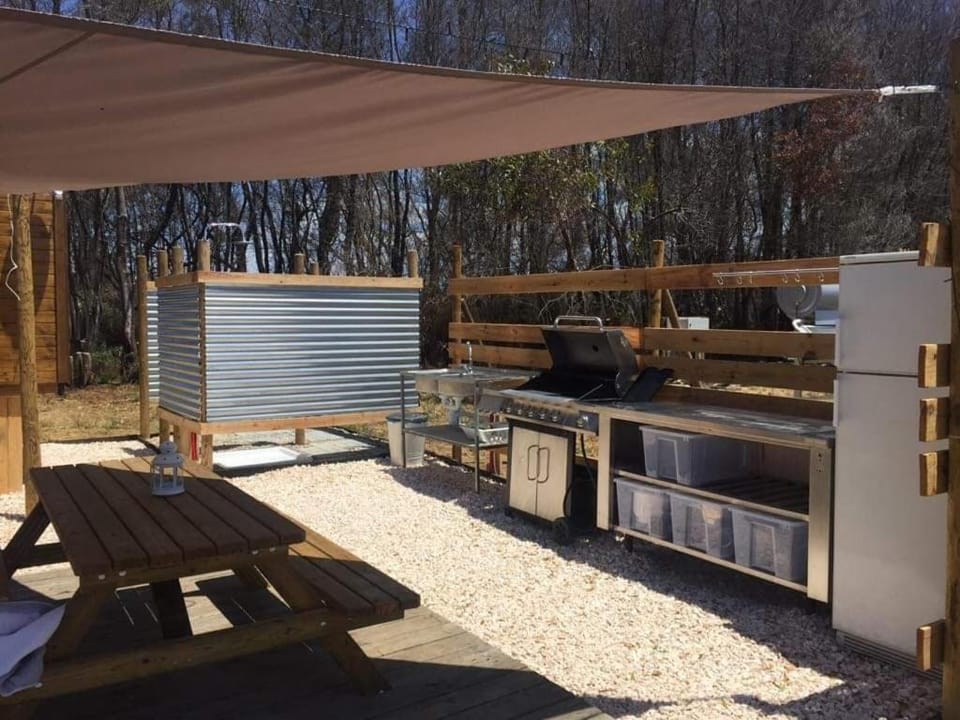BBQ facilities, Food and drinks, Seating area
