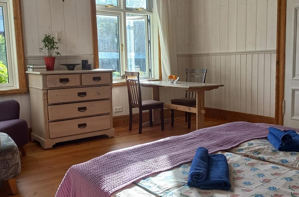 Bed, Living room, Photo of the whole room, Dining area, Bedroom, towels