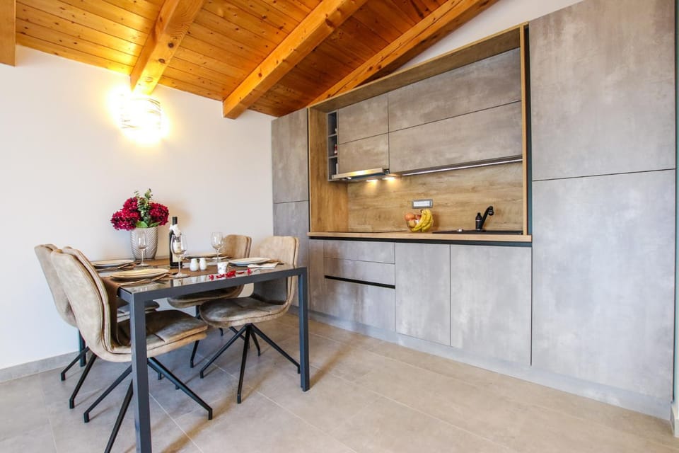 Kitchen or kitchenette, Dining area