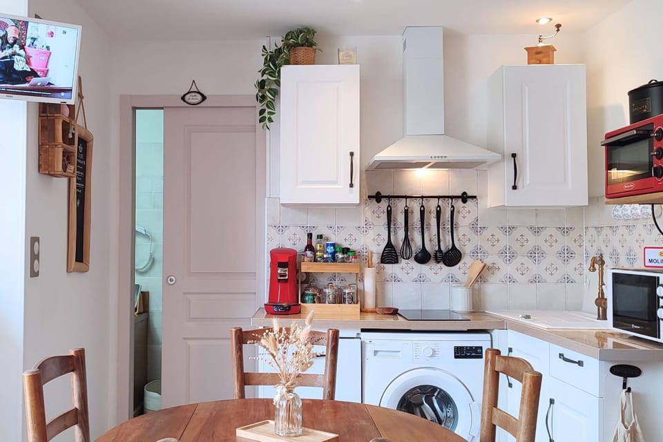 Dining area, kitchen
