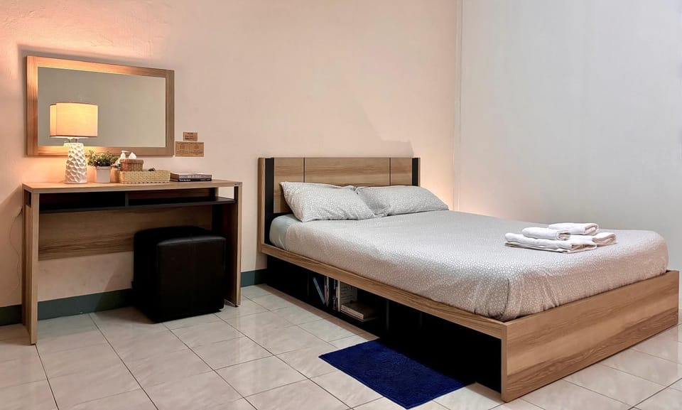 Bed, Photo of the whole room, Decorative detail, Family
