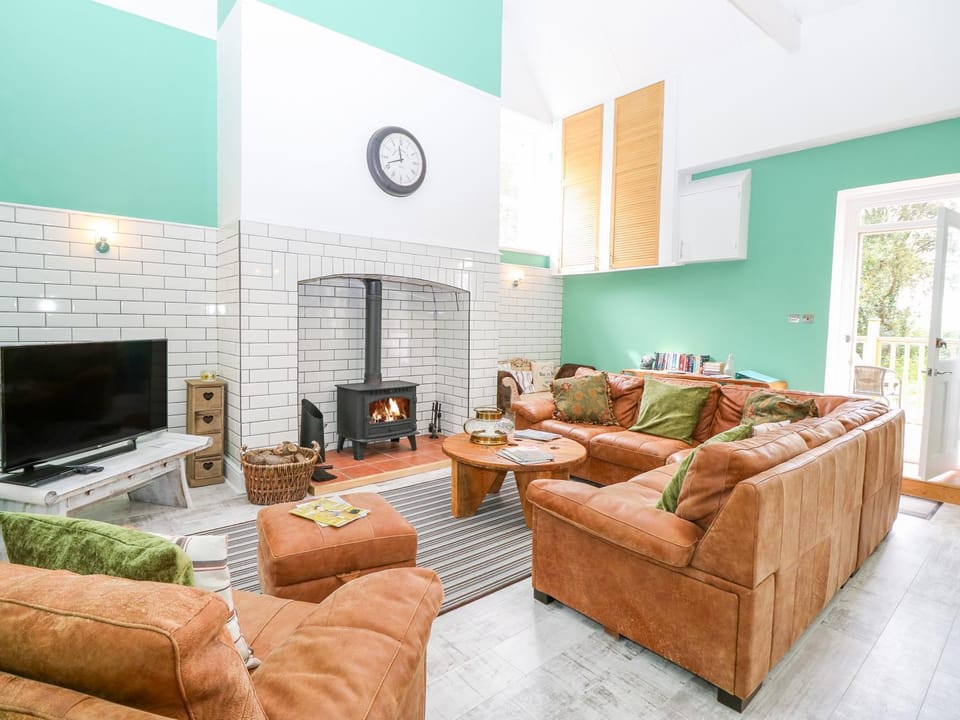The Old Kitchens - Dog-Friendly Coastal Cottage, Isle of Wight, Near The Needles House in Freshwater