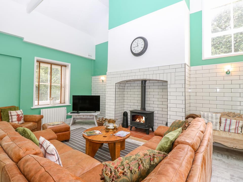 The Old Kitchens - Dog-Friendly Coastal Cottage, Isle of Wight, Near The Needles House in Freshwater