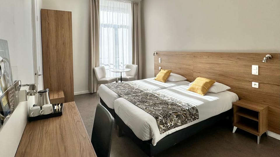 Photo of the whole room, Bedroom, air conditioner