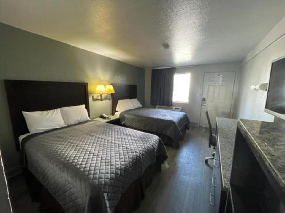 Bed, TV and multimedia, View (from property/room), Photo of the whole room, Bedroom