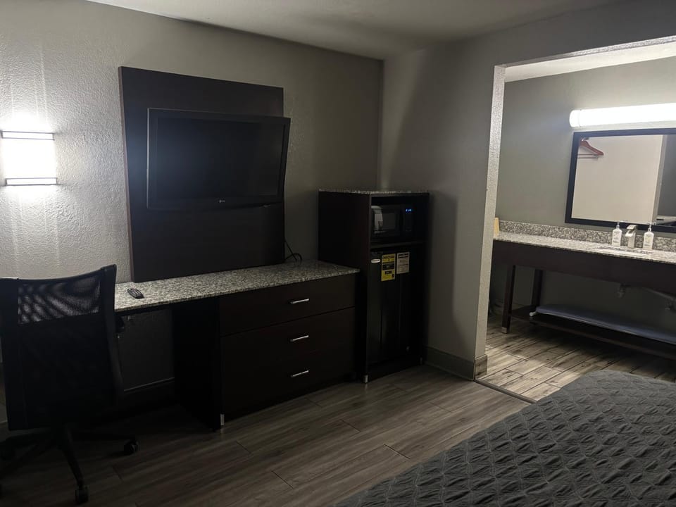Bed, TV and multimedia, View (from property/room), Bedroom, Area and facilities, furniture, pet friendly, air conditioner