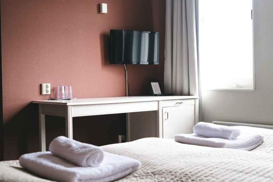 Bed, TV and multimedia, Photo of the whole room
