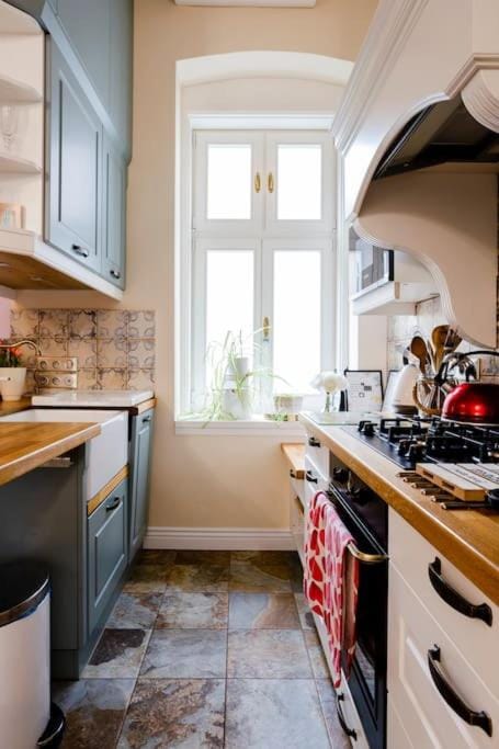 Communal lounge/ TV room, Kitchen or kitchenette, Communal kitchen, dishwasher, stove, kitchen