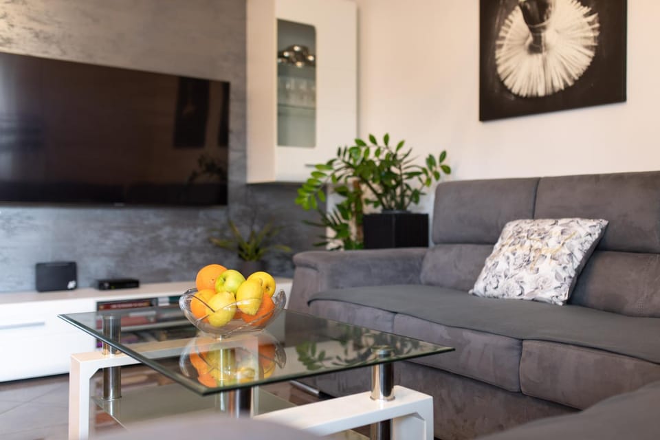 Communal lounge/ TV room, TV and multimedia, Living room, Seating area, Evening entertainment