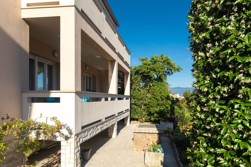 Property building, Day, Garden, View (from property/room), Balcony/Terrace, Garden view