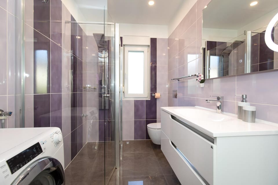 Shower, Toilet, Bathroom, towels, washing machine