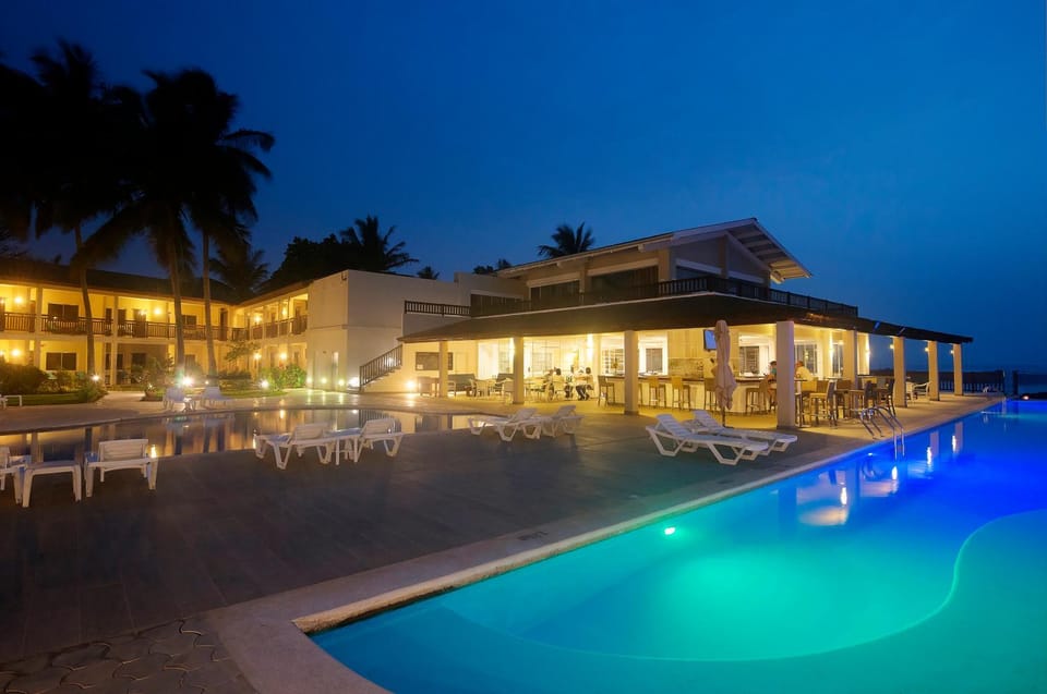 Restaurant/places to eat, Lounge or bar, Swimming pool