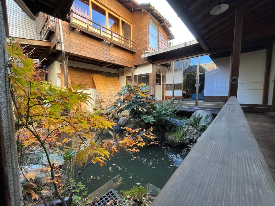Property building, Facade/entrance, Garden, Balcony/Terrace