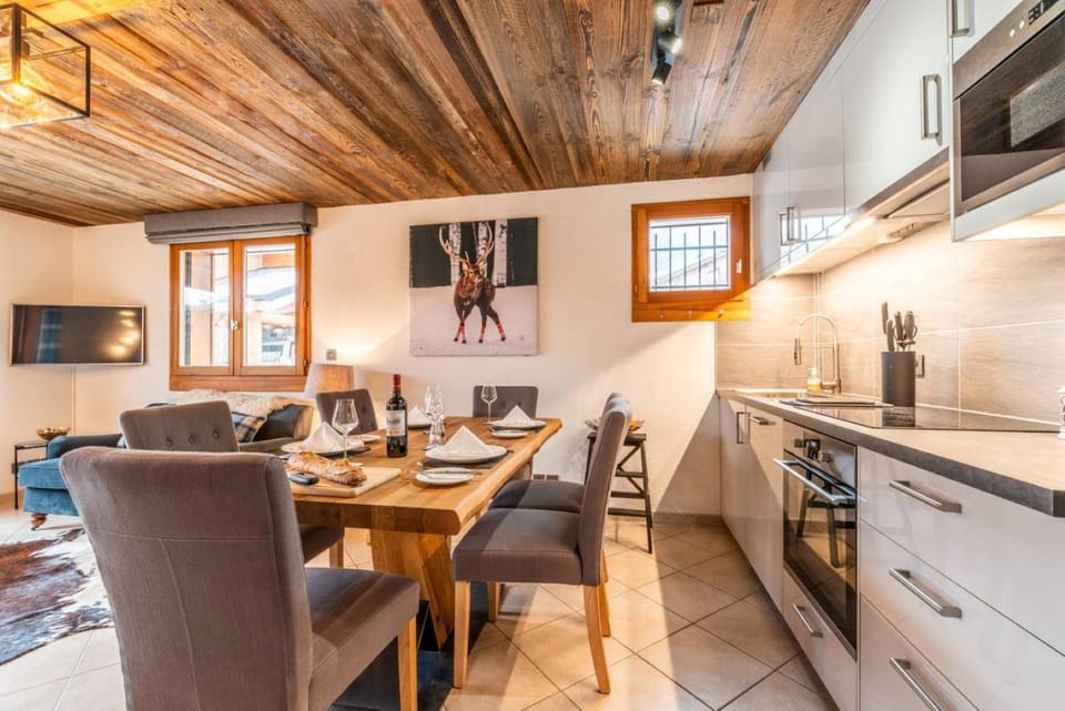 Kitchen or kitchenette, Dining area
