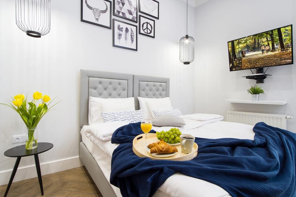 Bed, TV and multimedia, Photo of the whole room, Bedroom, towels