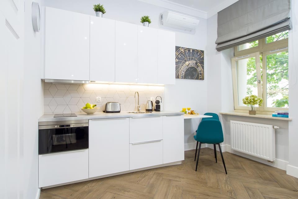 Coffee/tea facilities, Kitchen or kitchenette, Dining area, stove, toaster