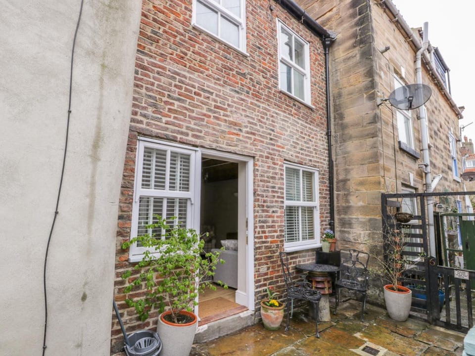 5 Oystons Yard House in England
